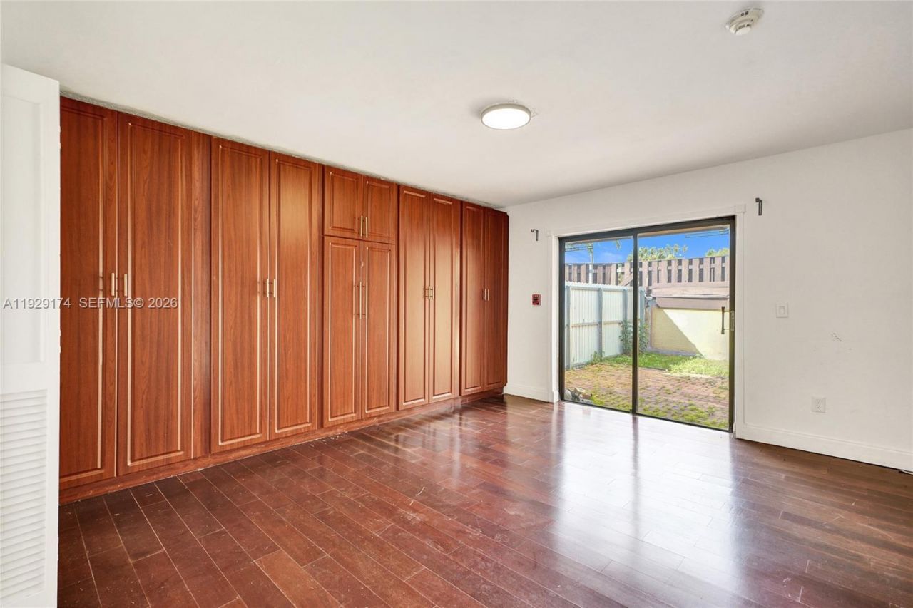 1051 NE 204th Ln, Miami, FL 33179 Photo