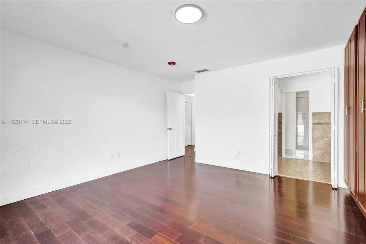 1051 NE 204th Ln, Miami, FL 33179 Photo