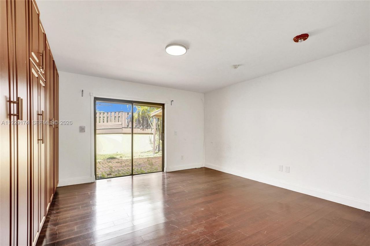 1051 NE 204th Ln, Miami, FL 33179 Photo