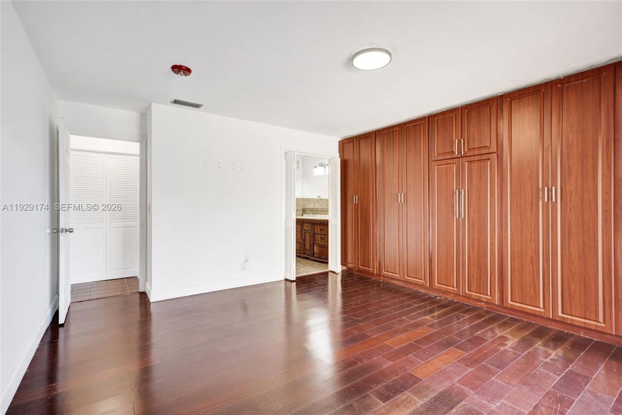 1051 NE 204th Ln, Miami, FL 33179 Photo