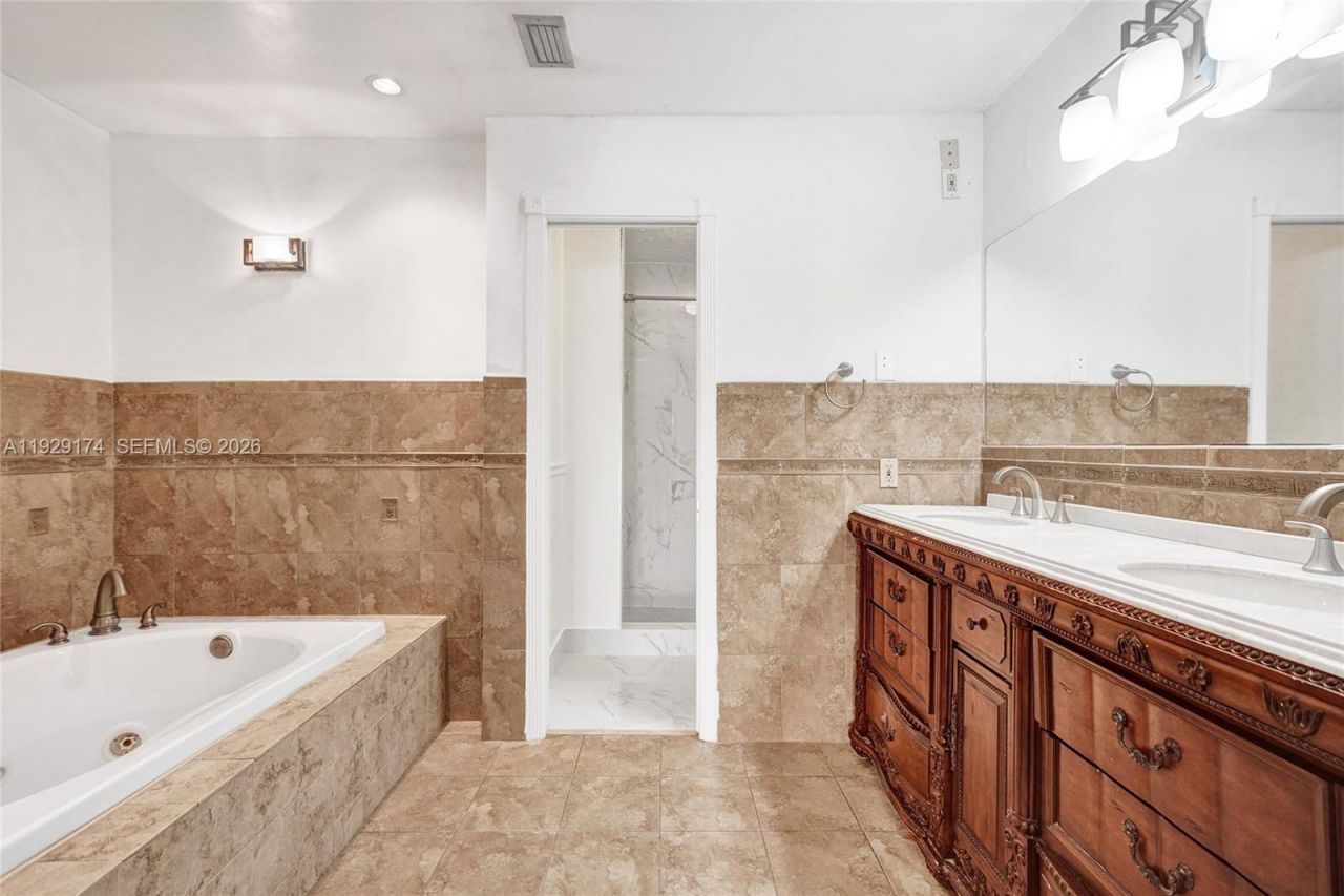 1051 NE 204th Ln, Miami, FL 33179 Photo