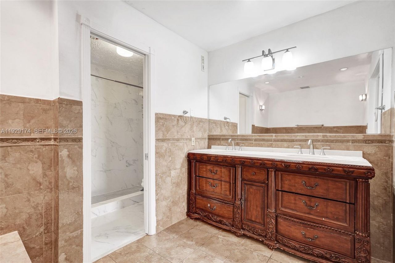 1051 NE 204th Ln, Miami, FL 33179 Photo