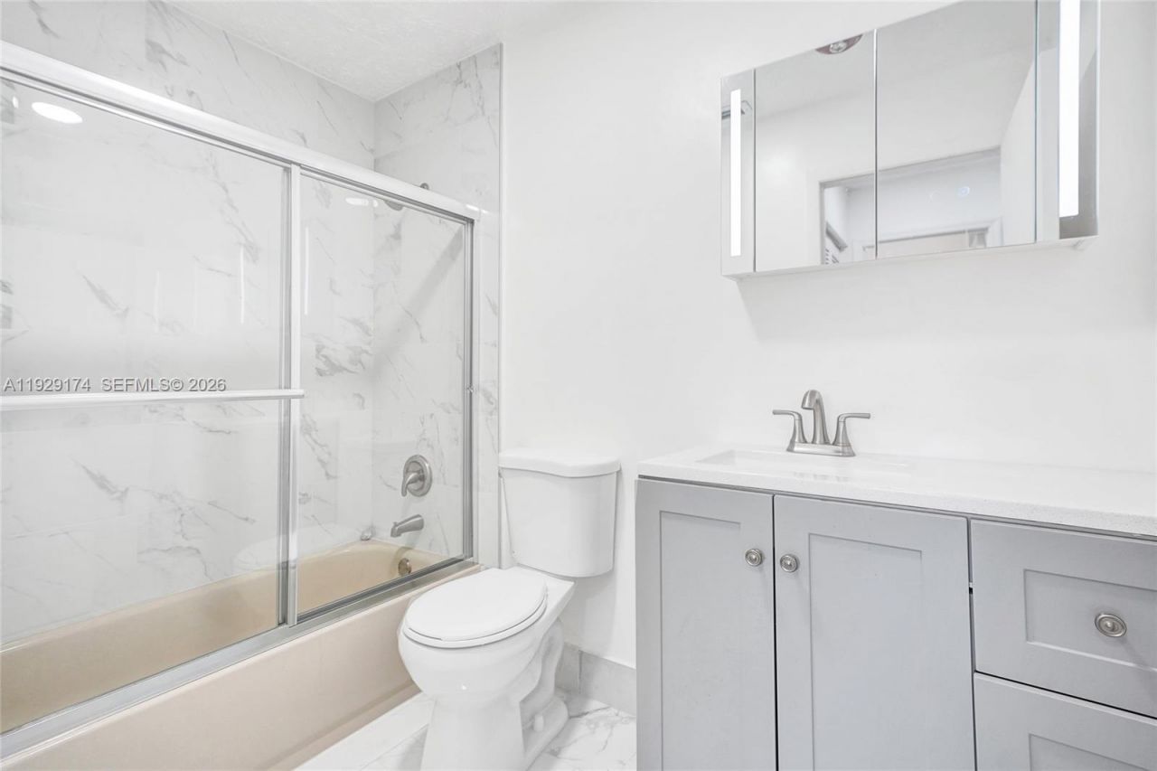 1051 NE 204th Ln, Miami, FL 33179 Photo