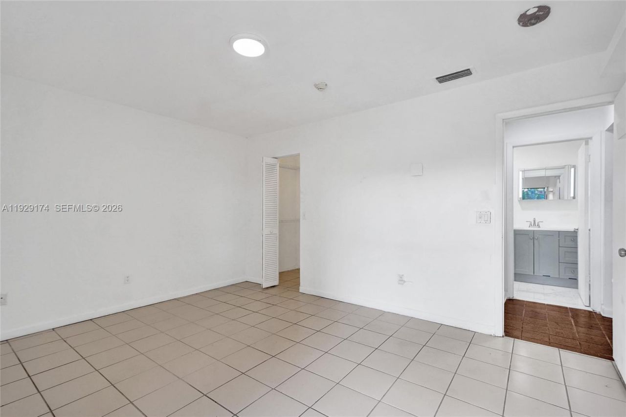 1051 NE 204th Ln, Miami, FL 33179 Photo