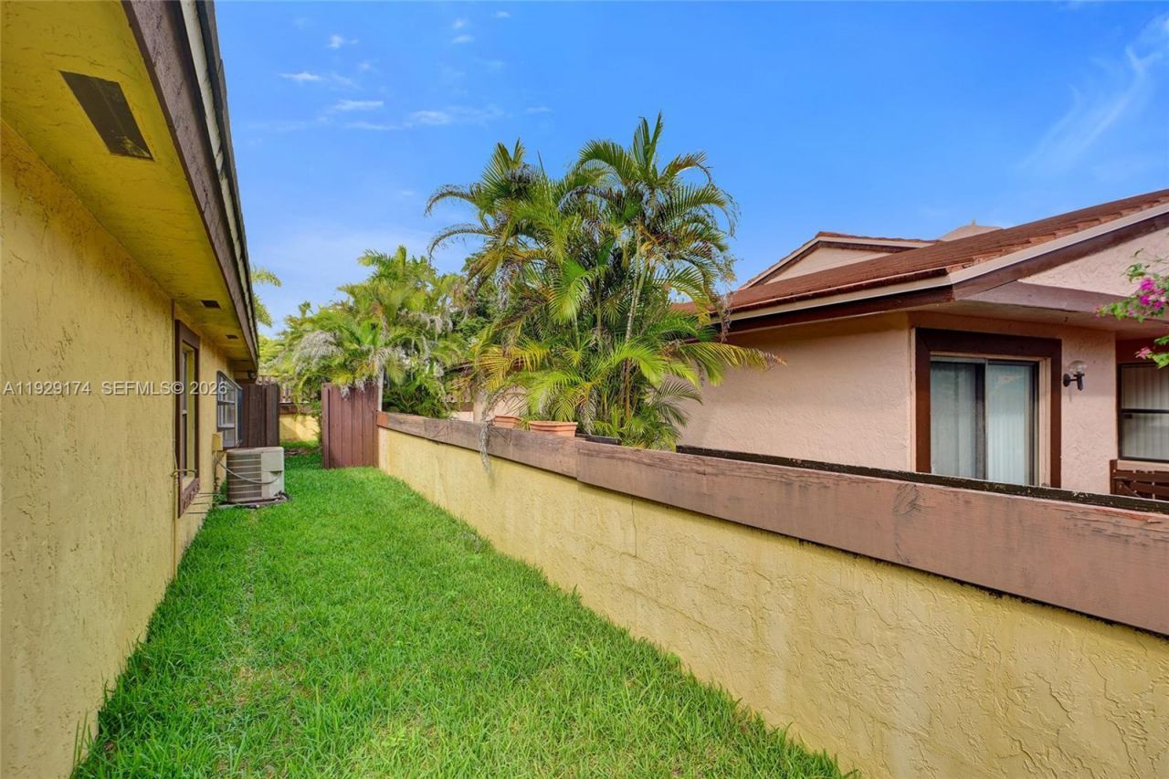 1051 NE 204th Ln, Miami, FL 33179 Photo