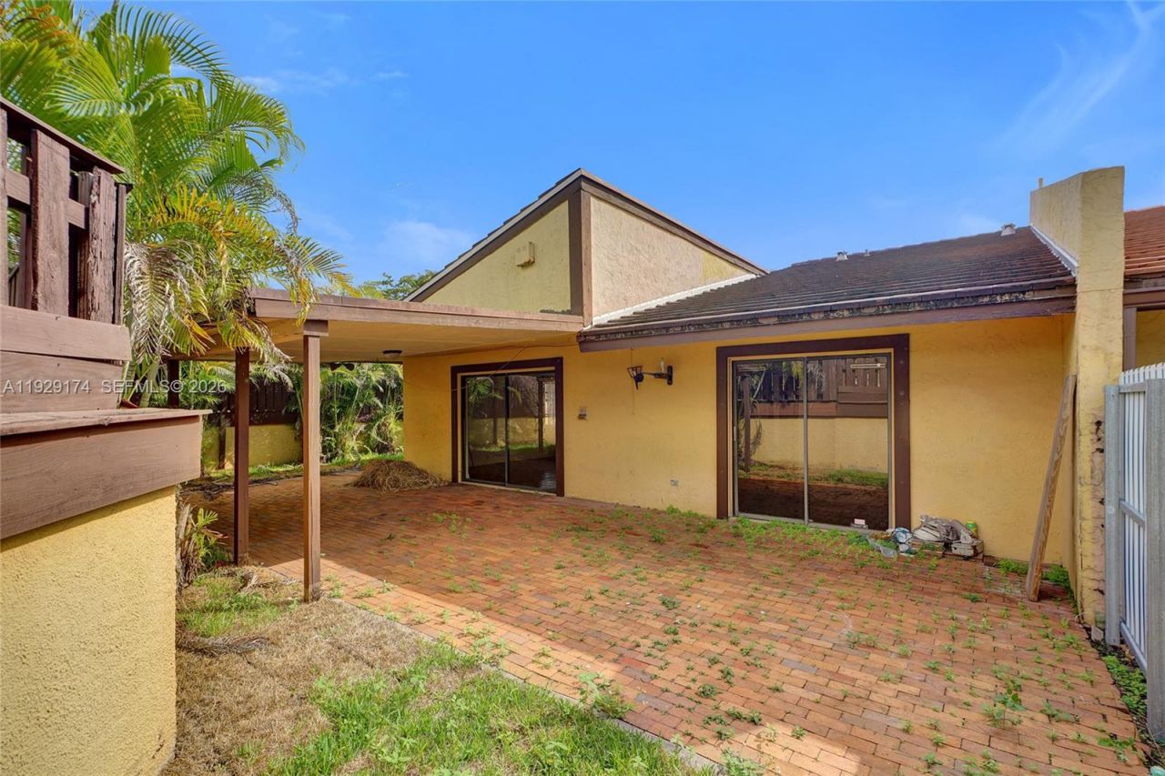 1051 NE 204th Ln, Miami, FL 33179 Photo