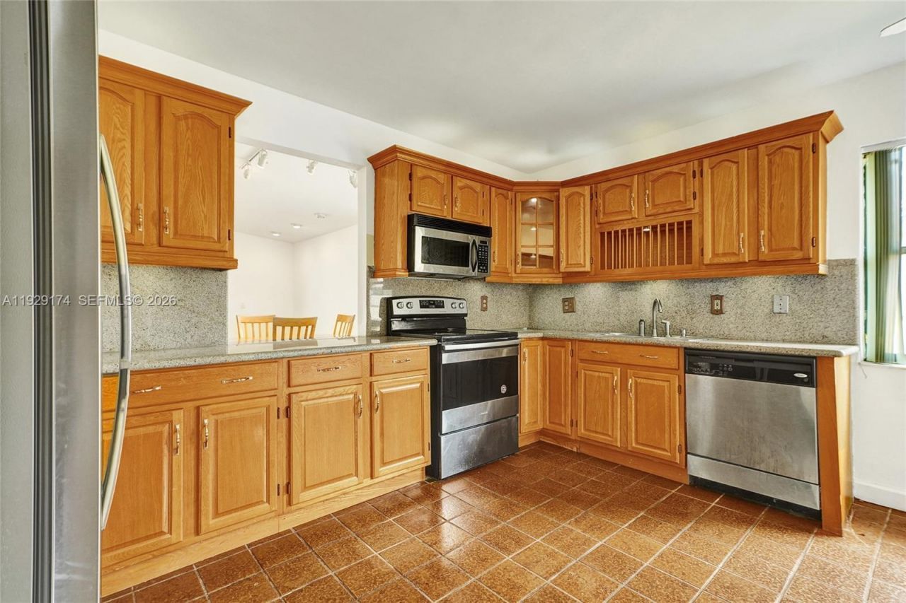 1051 NE 204th Ln, Miami, FL 33179 Photo