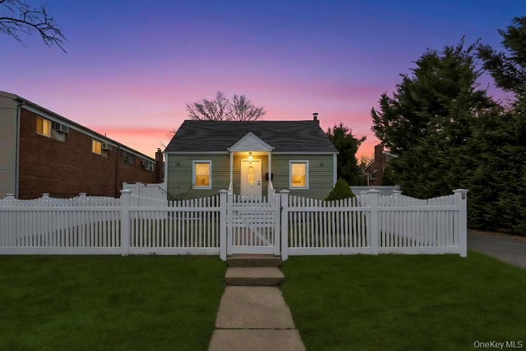 847 N Clinton Avenue, Lindenhurst, NY 11757 Main Photo