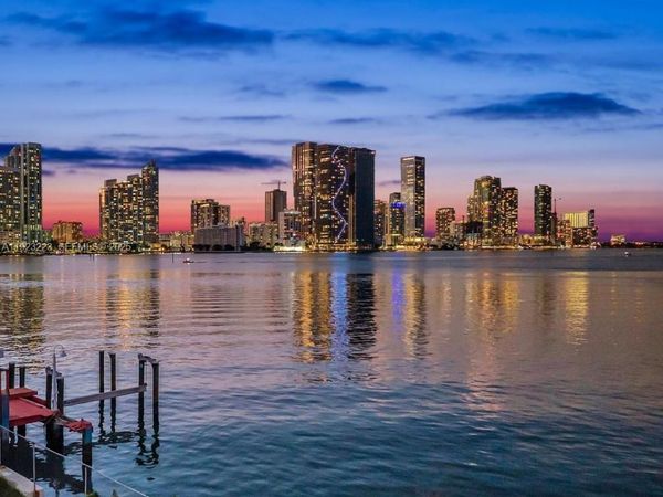 851 N Venetian Dr, Miami, FL 33139