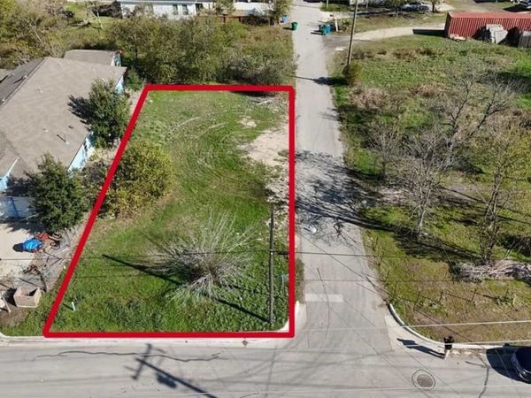 110 N Robinson Street , Taylor, TX 76574