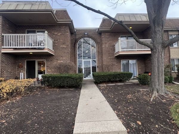 910 W Alleghany Drive, Unit 2A, Arlington Heights, IL 60004