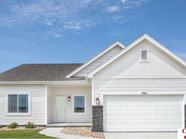 8214 N 113 Avenue, Omaha, NE 68142