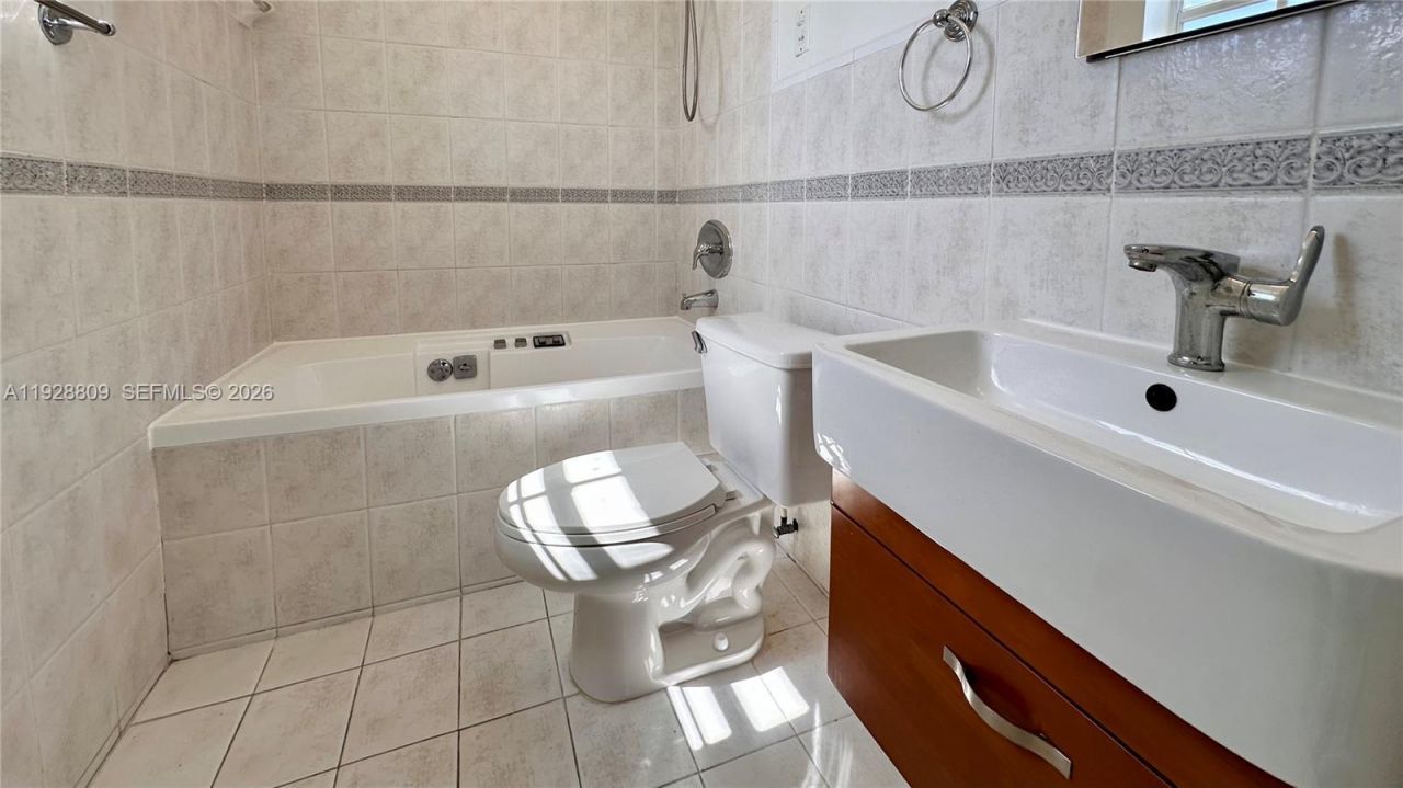 7825 NE Bayshore Ct, Unit 504, Miami, FL 33138 Photo