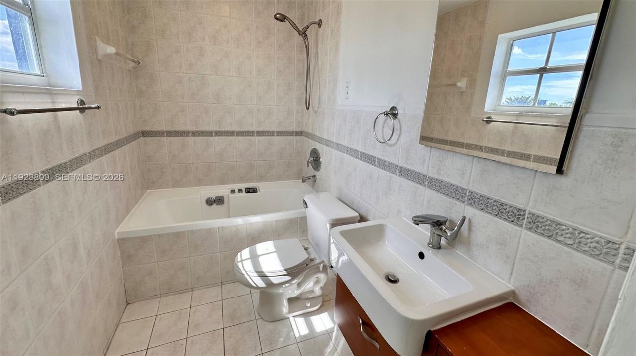 7825 NE Bayshore Ct, Unit 504, Miami, FL 33138 Photo