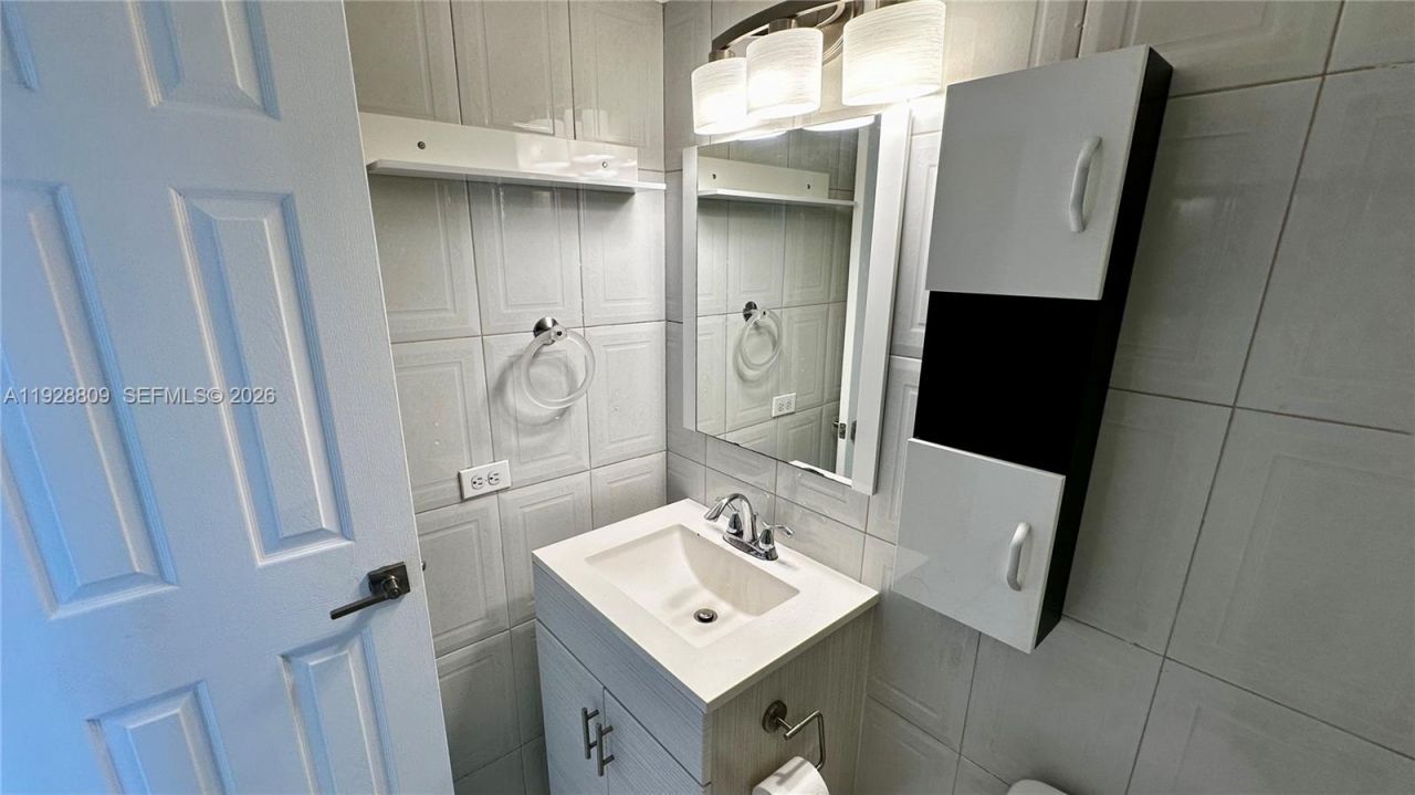 7825 NE Bayshore Ct, Unit 504, Miami, FL 33138 Photo