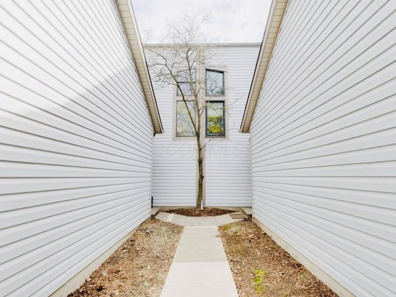 2721 Woodland Trail Drive, Columbus, OH 43231 Photo 5