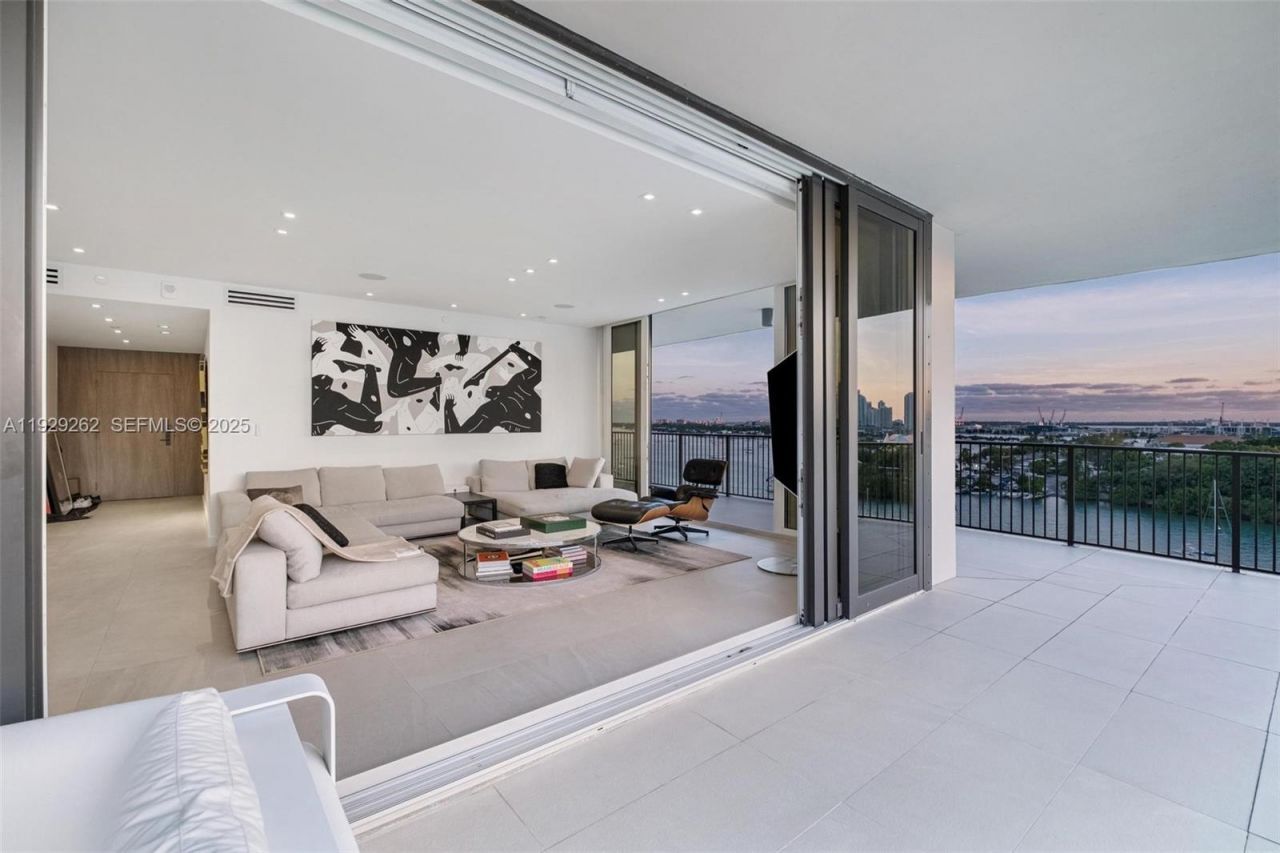 1000 Venetian Way, Unit 1004, Miami, FL 33139 Photo