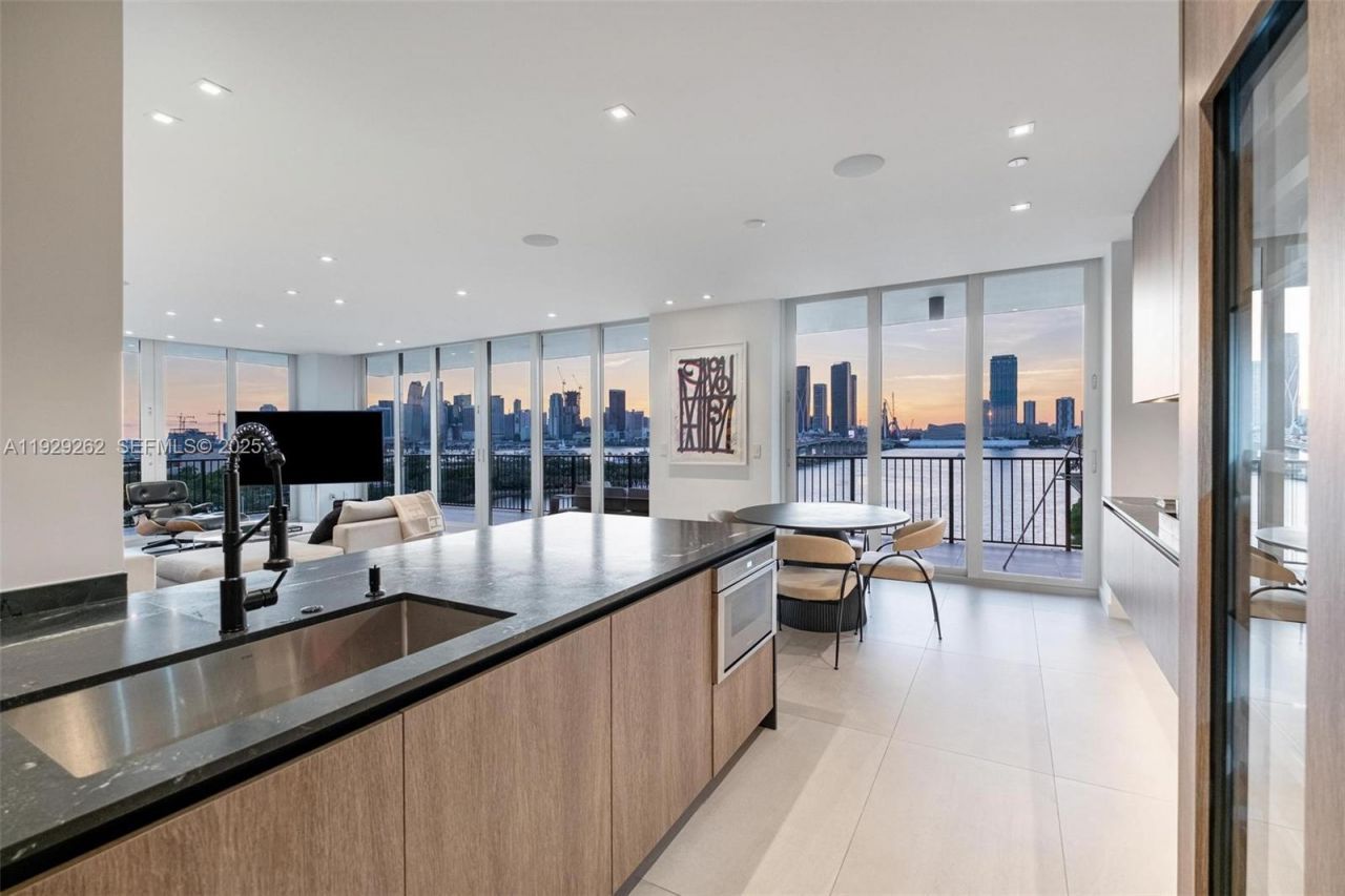 1000 Venetian Way, Unit 1004, Miami, FL 33139 Photo