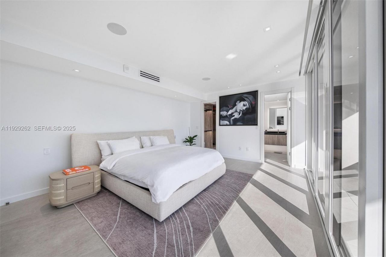 1000 Venetian Way, Unit 1004, Miami, FL 33139 Photo