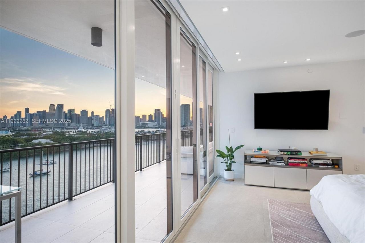 1000 Venetian Way, Unit 1004, Miami, FL 33139 Photo