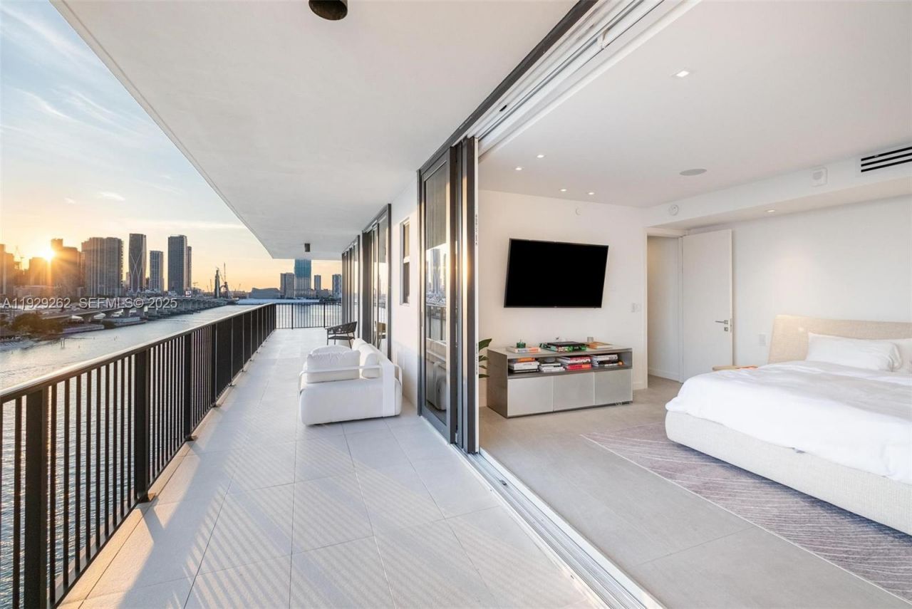 1000 Venetian Way, Unit 1004, Miami, FL 33139 Photo