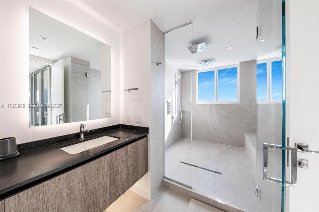 1000 Venetian Way, Unit 1004, Miami, FL 33139 Photo