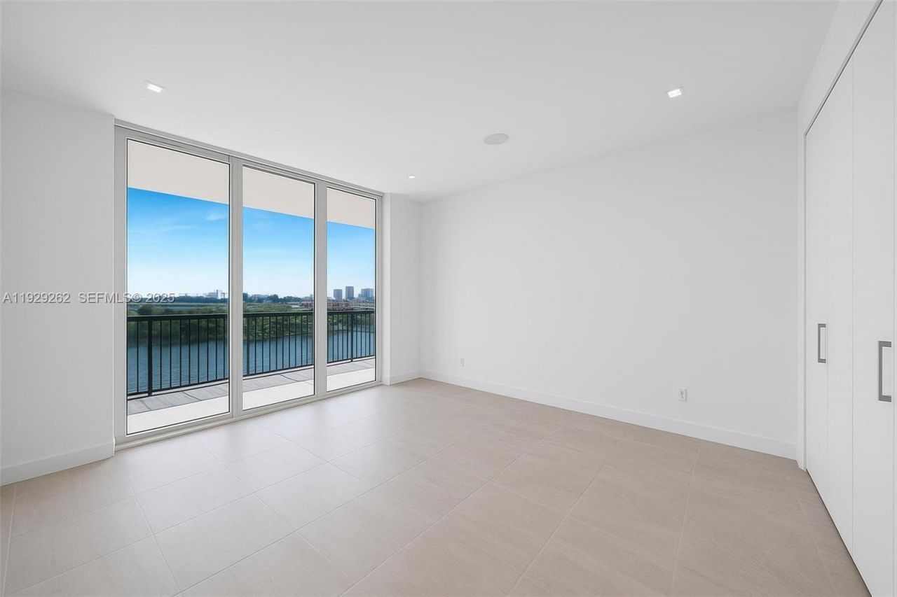 1000 Venetian Way, Unit 1004, Miami, FL 33139 Photo