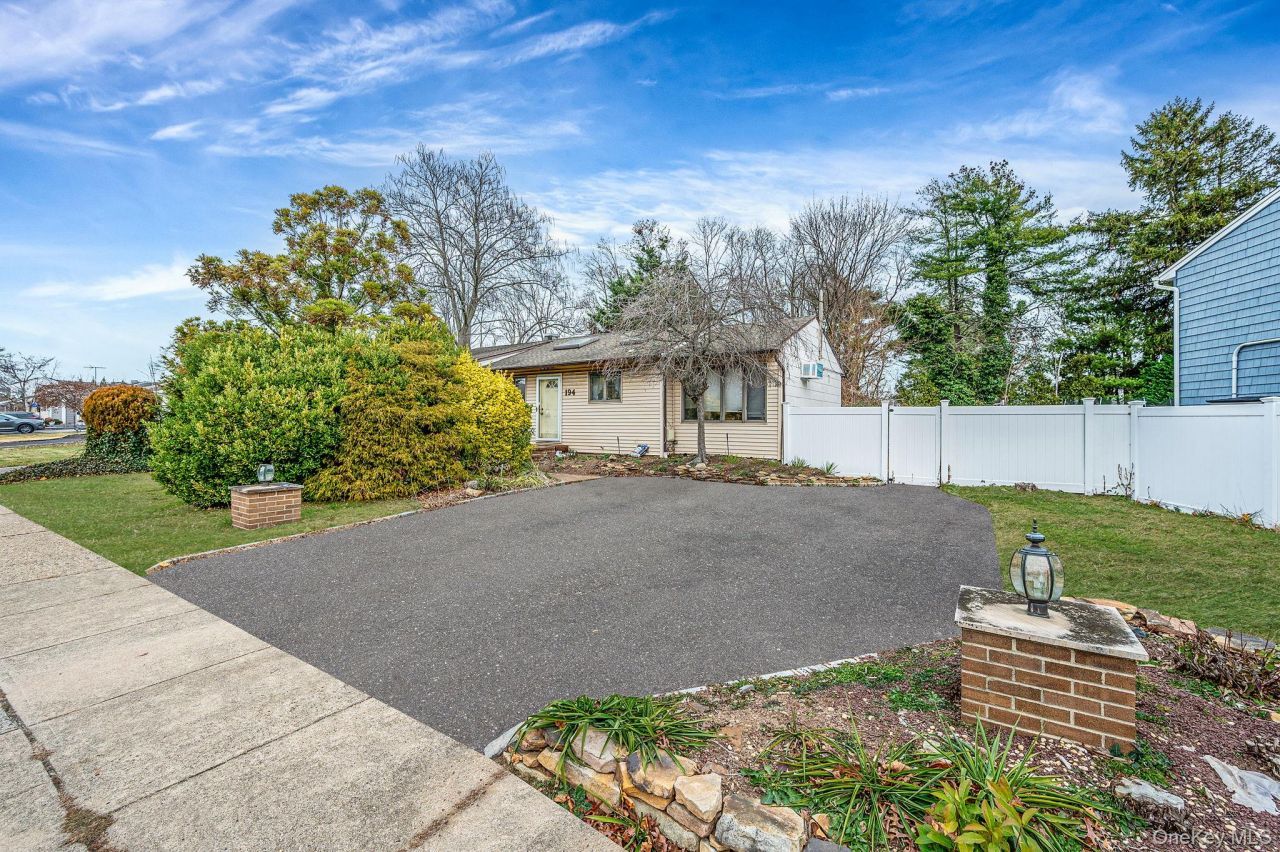 194 Central Park Road, Plainview, NY 11803 Main Photo