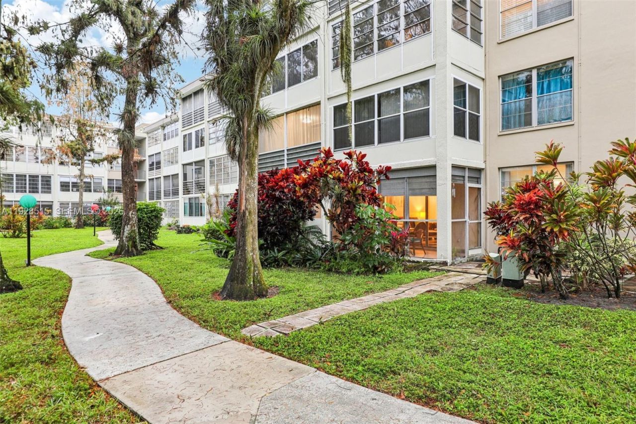 2900 NW 48th Ter, Unit 115, Lauderdale Lakes, FL 33313 Photo