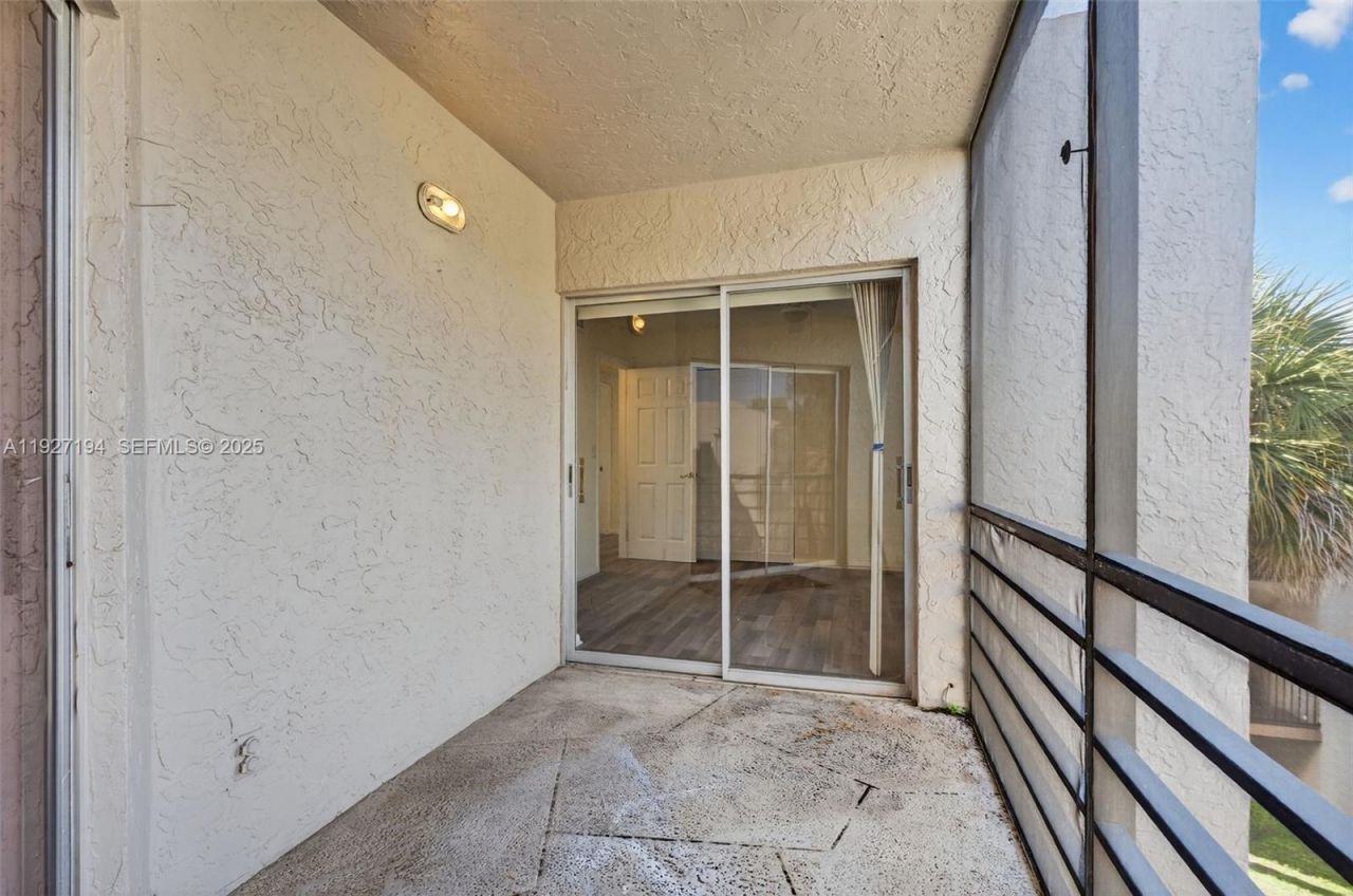 3100 Riverside Dr, Unit 305, Coral Springs, FL 33065 Photo