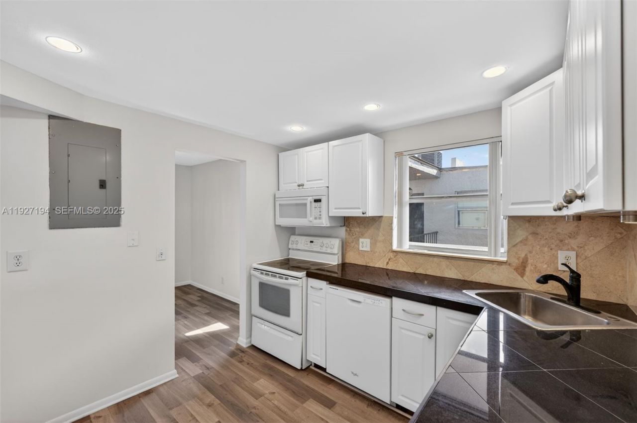 3100 Riverside Dr, Unit 305, Coral Springs, FL 33065 Photo