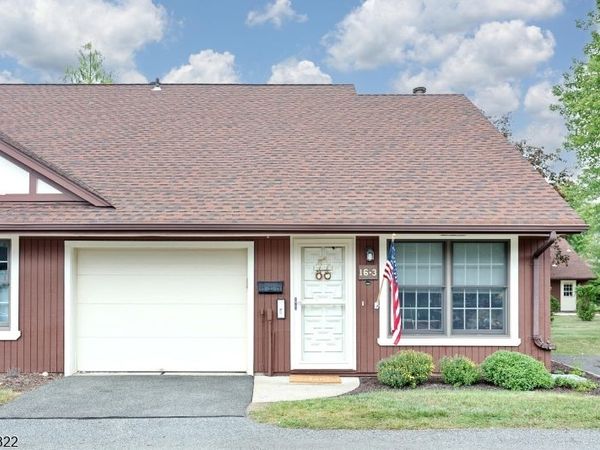 16 Tamaron Dr, Waldwick, NJ 07463