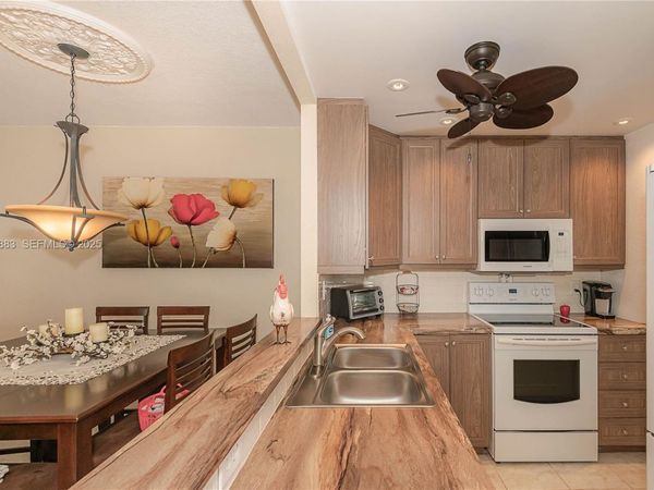 4805 NW 35th St, Unit 601, Lauderdale Lakes, FL 33319