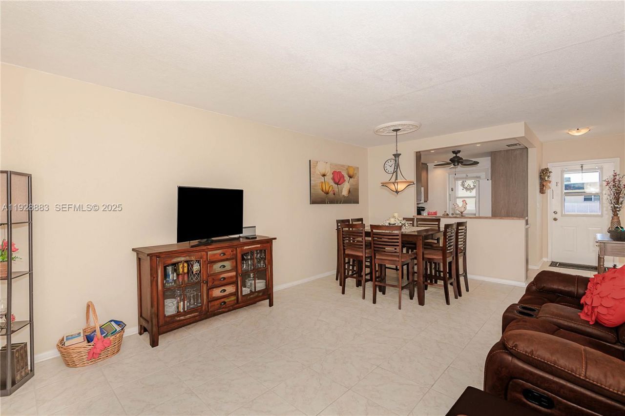 4805 NW 35th St, Unit 601, Lauderdale Lakes, FL 33319 Photo