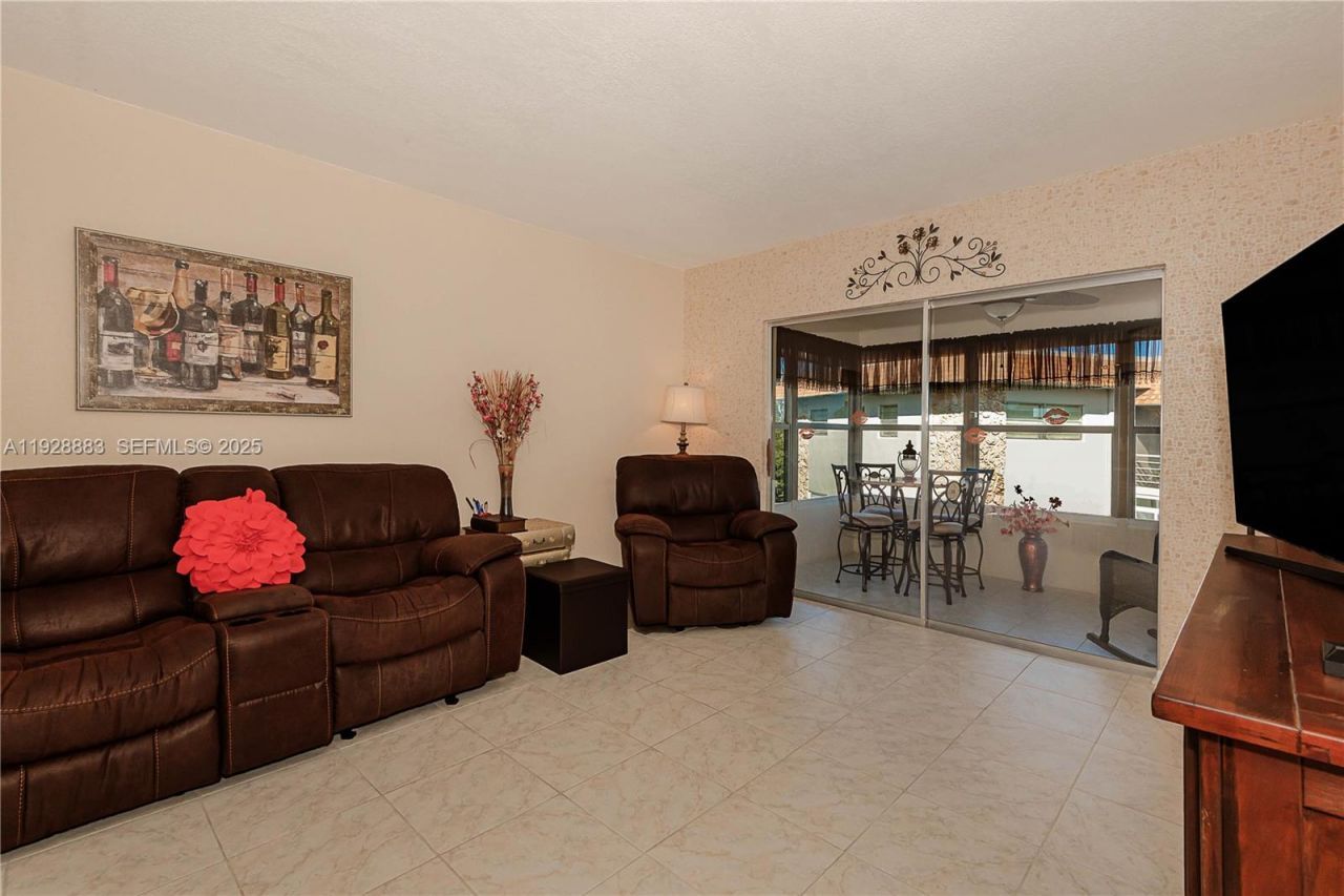4805 NW 35th St, Unit 601, Lauderdale Lakes, FL 33319 Photo