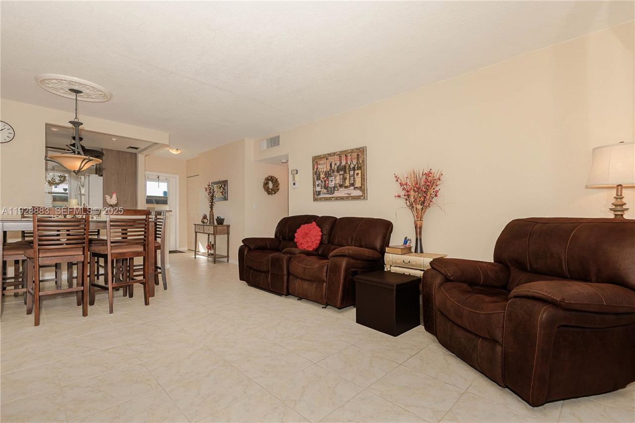4805 NW 35th St, Unit 601, Lauderdale Lakes, FL 33319 Photo