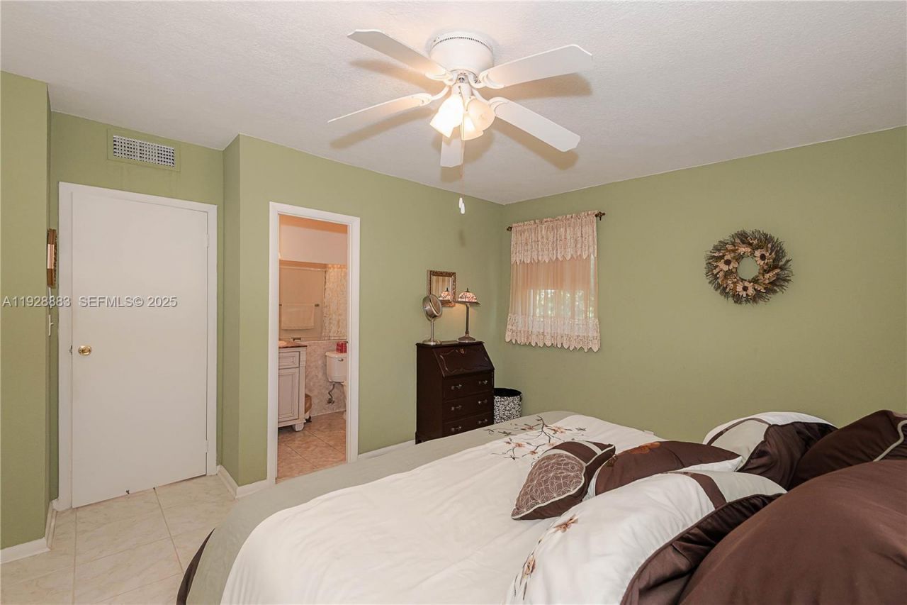 4805 NW 35th St, Unit 601, Lauderdale Lakes, FL 33319 Photo