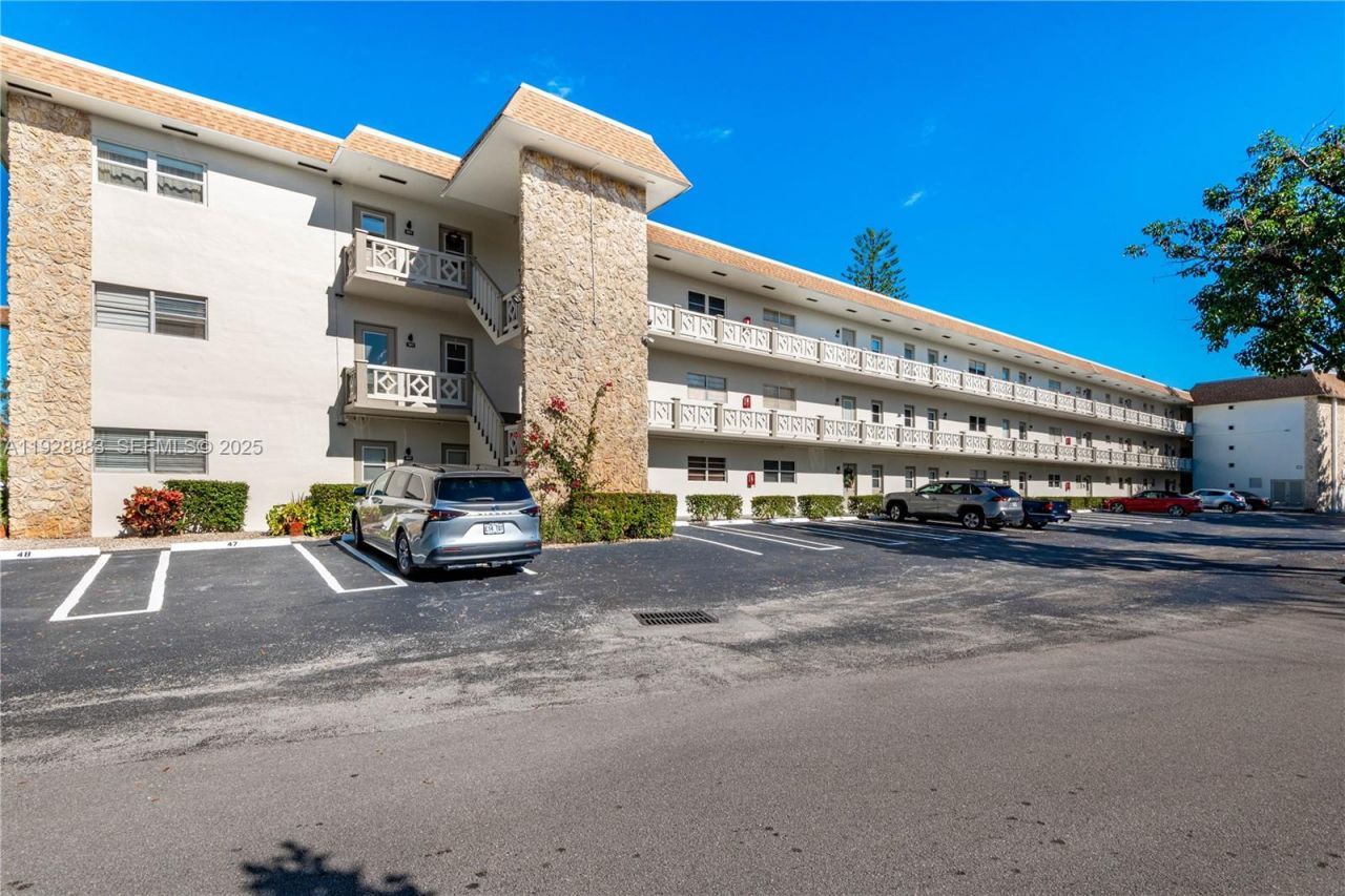 4805 NW 35th St, Unit 601, Lauderdale Lakes, FL 33319 Photo