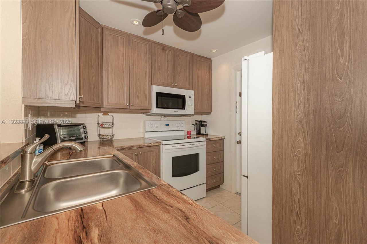 4805 NW 35th St, Unit 601, Lauderdale Lakes, FL 33319 Photo