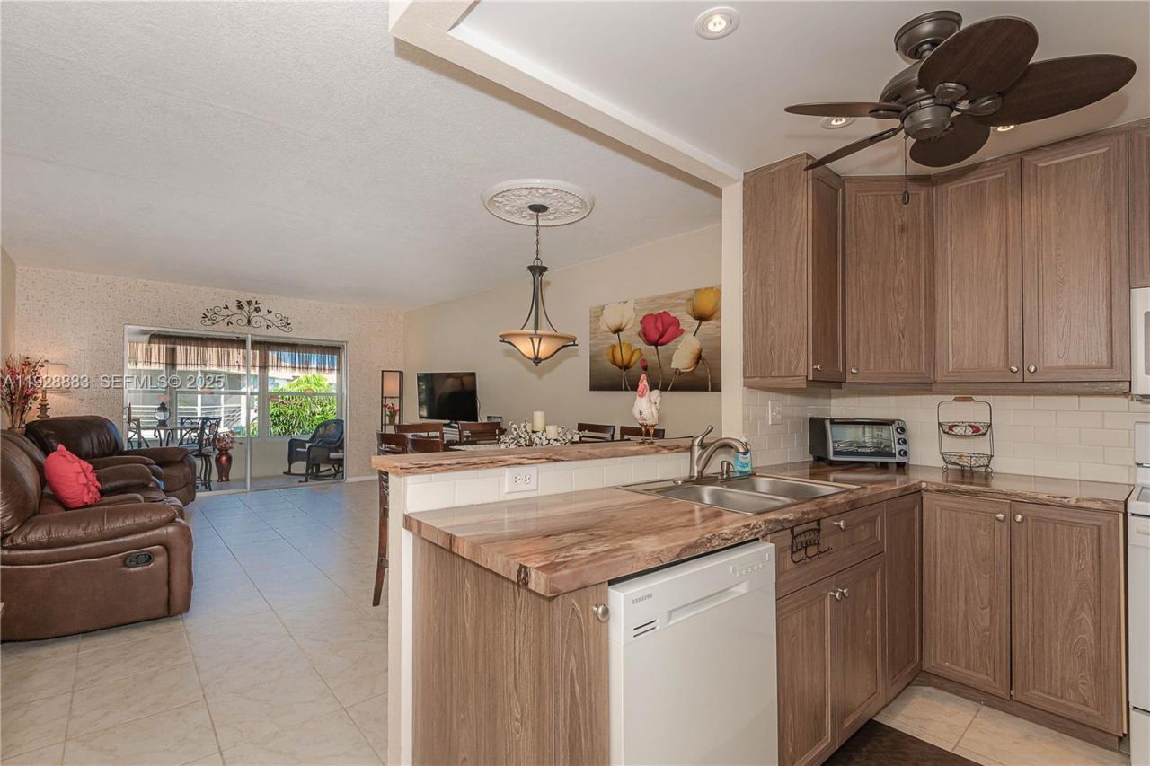 4805 NW 35th St, Unit 601, Lauderdale Lakes, FL 33319 Photo