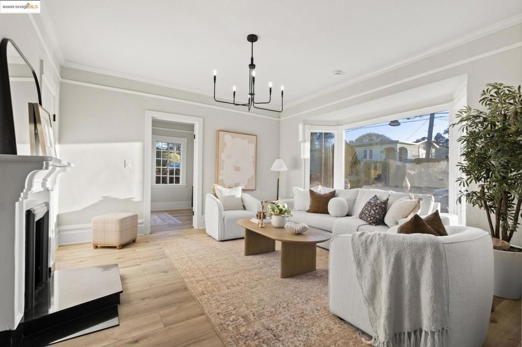 2050 E 30th St, Oakland, CA 94606 Main Photo