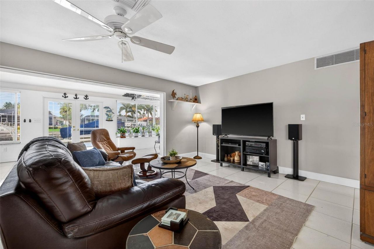 1963 Tanglewood Drive Ne, Saint Petersburg, FL 33702 Photo