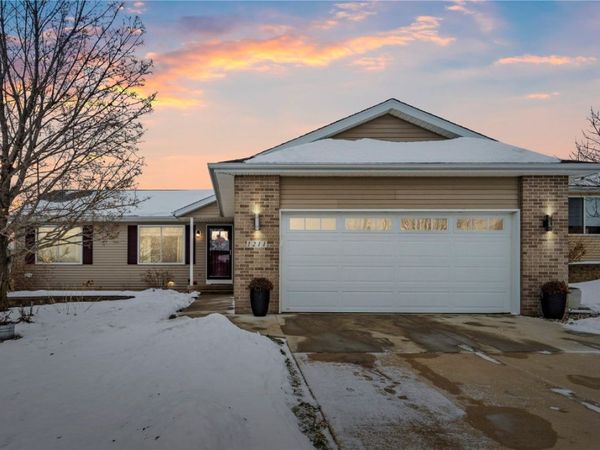 1211 Wolf Dr NW, Cedar Rapids, IA 52405