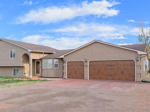 758 E Woodleaf Drive, Pueblo, CO 81007