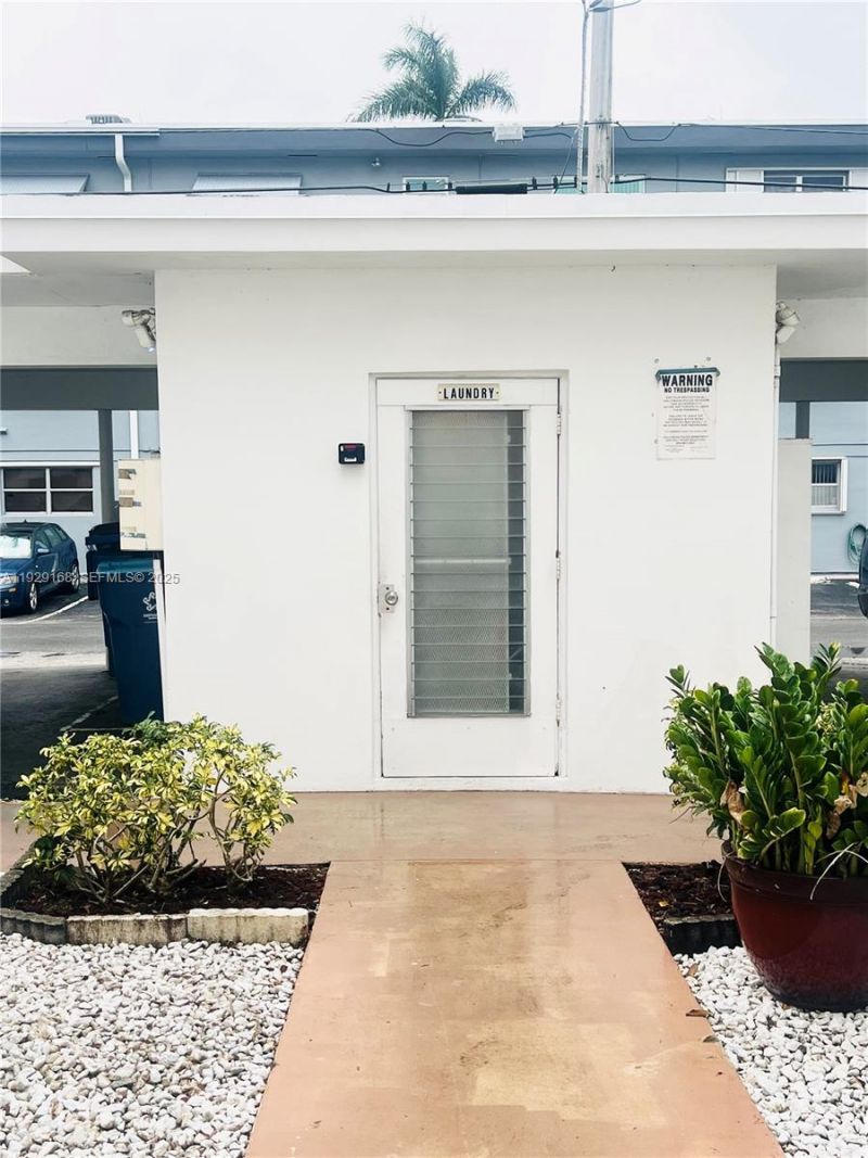 500 S Luna Ct, Unit 7, Hollywood, FL 33021 Photo