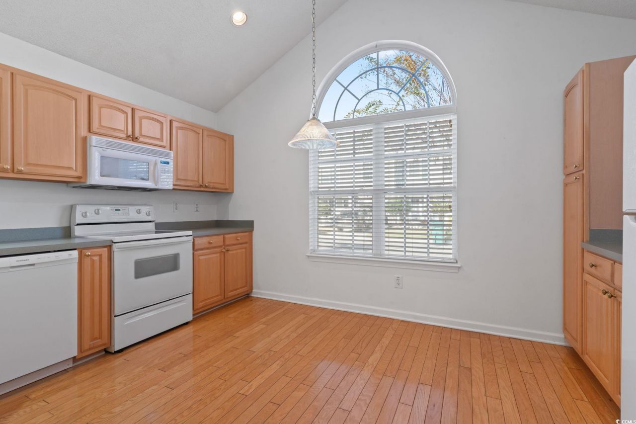 195 Pembroke Ln. Photo 5