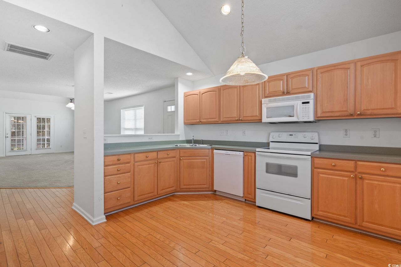 195 Pembroke Ln. Photo 8