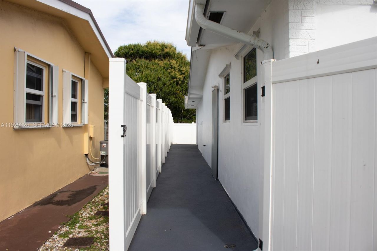 8781 Johnson St, Pembroke Pines, FL 33024 Photo