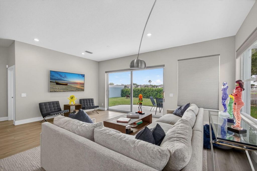 945 Bear Island Circle, West Palm Beach, FL 33409 Photo