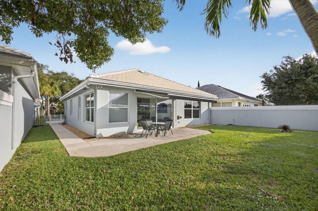 945 Bear Island Circle, West Palm Beach, FL 33409 Photo